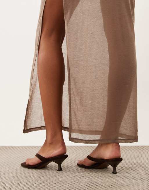 ASOS DESIGN halbtransparentes Strickoptik-Column-Maxikleid mit gedrehtem Brustdetail in Taupe, 4 von 4