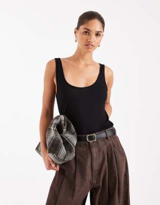 ASOS DESIGN - Halbtransparentes Tanktop in Schwarz mit tiefem U-Ausschnitt