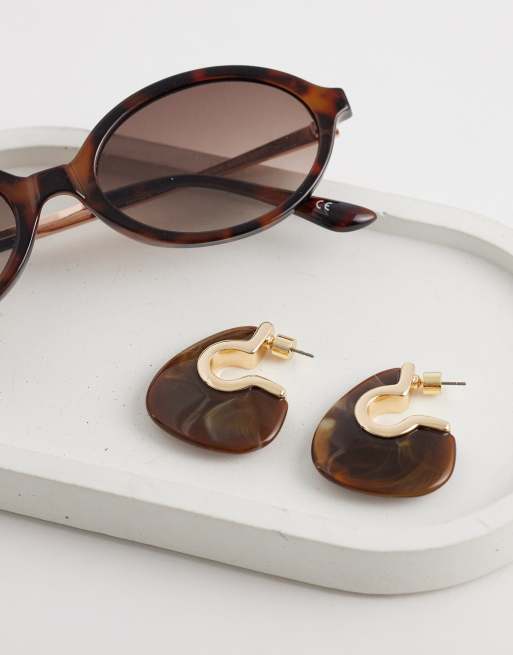 ASOS DESIGN half hoop earrings in brown resin and gold tone, 2 of 4