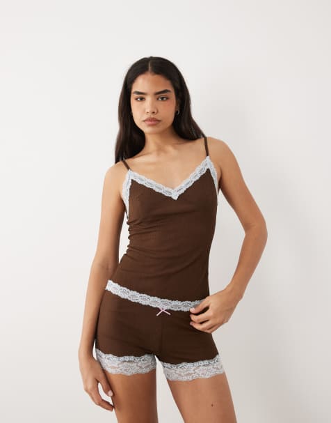 ASOS DESIGN - Halfdoorschijnende geribbelde pyjamaset met cami en short in bruin met blauwe kanten rand - view 1
