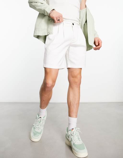 ASOS DESIGN - Halflange geplooide chinoshort in wit  