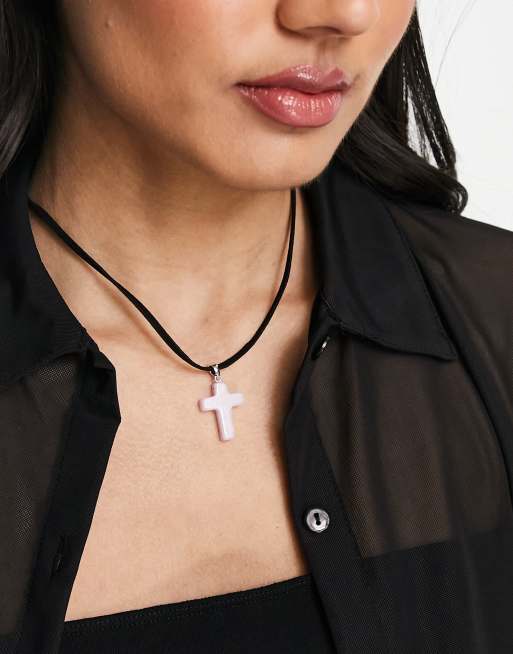 ASOS DESIGN - Halflange ketting met kruisdetail met rozenkwarts-look
