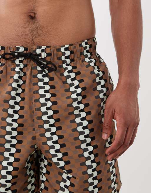 ASOS DESIGN - Halflange zwemshort met geometrische print in bruin, 2 van 5