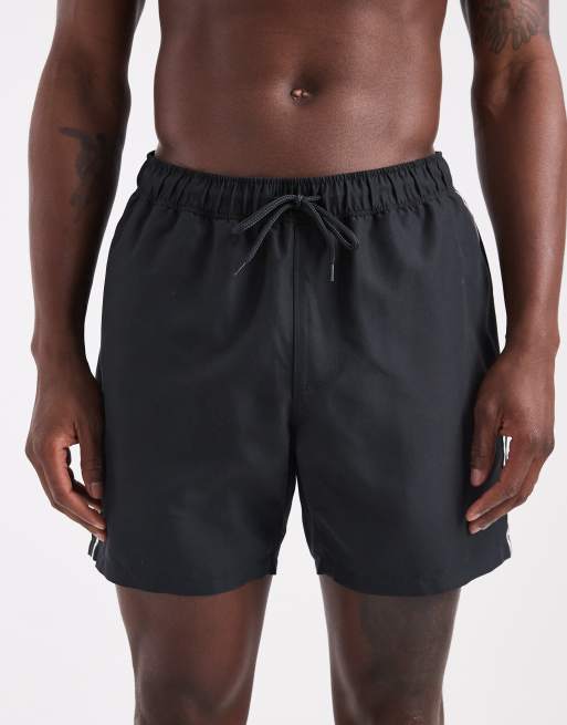ASOS DESIGN - Halflange zwemshorts met contrasterende witte bies in zwart, 5 van 5