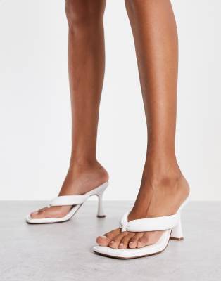 ASOS DESIGN - Halle - Gepolsterte Absatzsandalen in Weiß mit Zehenschlaufe