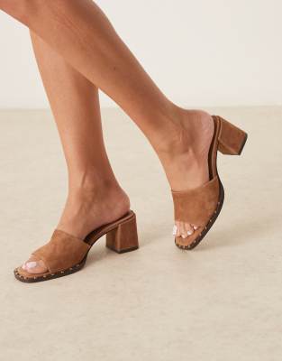 ASOS DESIGN - Hallie - Hochwertige Wildleder-Mules in Camel mit mittelhohem Absatz-Braun