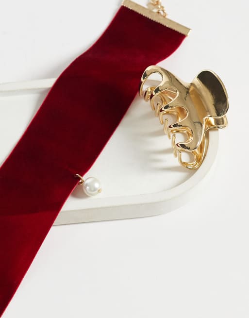 ASOS DESIGN Halloween Choker-Halskette in Burgunderrot aus Samt mit Kunstperlen-Anhänger, 4 von 4