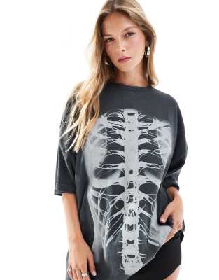 ASOS DESIGN - Halloween - Oversize-T-Shirt in verwaschenem Anthrazit mit Röntgen-Print-Schwarz