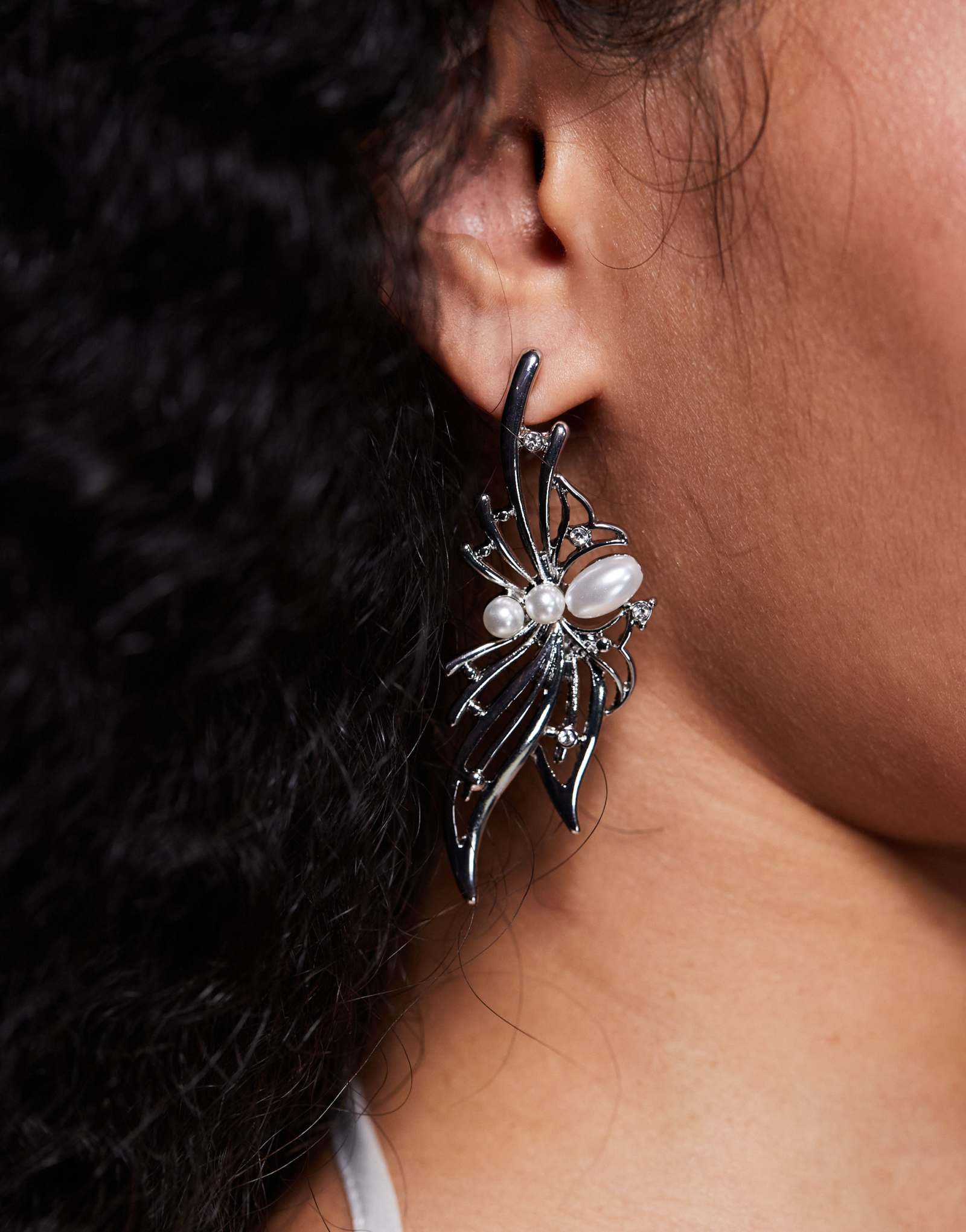Эффектные серьги ASOS DESIGN Halloween с узором в виде паука и искусственным жемчугом серебристого оттенка