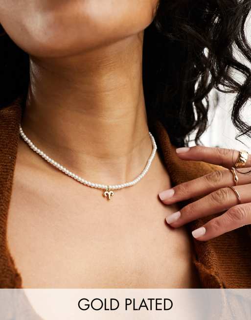 ASOS DESIGN - Halskæde i 14k guldbelægning med glasperler, Vædderen-vedhæng og gavepose