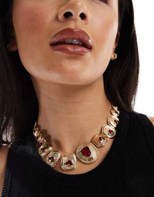 ASOS DESIGN - Halskette in Goldoptik mit Münzdetails in gehämmerter Optik und Schmucksteinen-Goldfarben