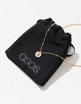 ASOS DESIGN - Halskette mit 14-Karat-Vergoldung mit Anhänger mit Krebs-Sternzeichen auf flacher Kunstperle mit Geschenkb...