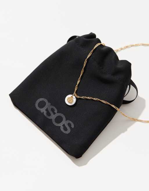 ASOS DESIGN – Halskette mit 14-Karat-Vergoldung mit Anhänger mit Krebs-Sternzeichen auf flacher Kunstperle mit Geschenkbeutel