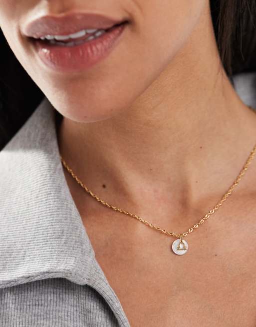 ASOS DESIGN – Halskette mit 14-Karat-Vergoldung und Waage-Sternzeichen auf Kunstperle in Scheiben-Optik mit Geschenkbeutel