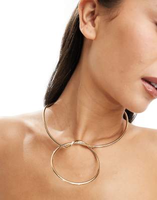 ASOS DESIGN – Halsring in Goldoptik mit großem Knotendesign