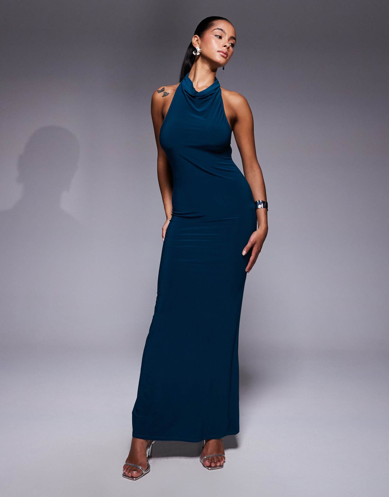 ДИЗАЙНЕРСКОЕ макси-платье ASOS с драпировкой на бретелях и открытой спиной бензиново-синего цвета