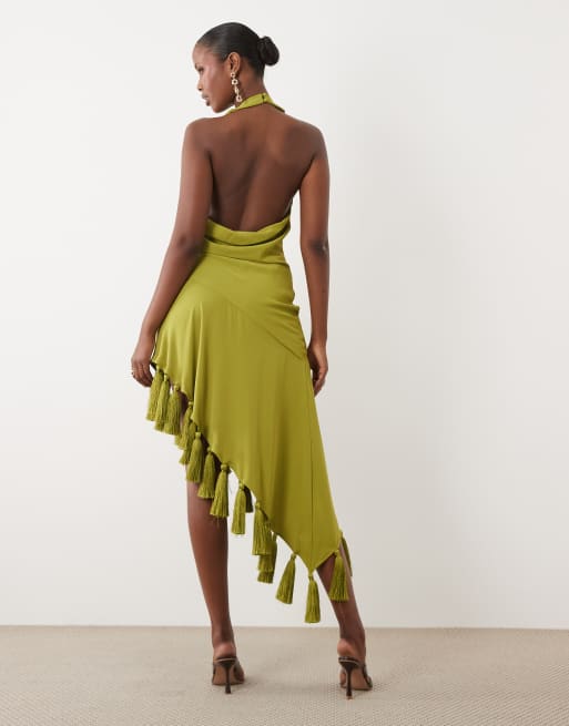 ASOS DESIGN halterneck asymmetrisk midikjole med kvastkant i olivengrøn, 4 af 4