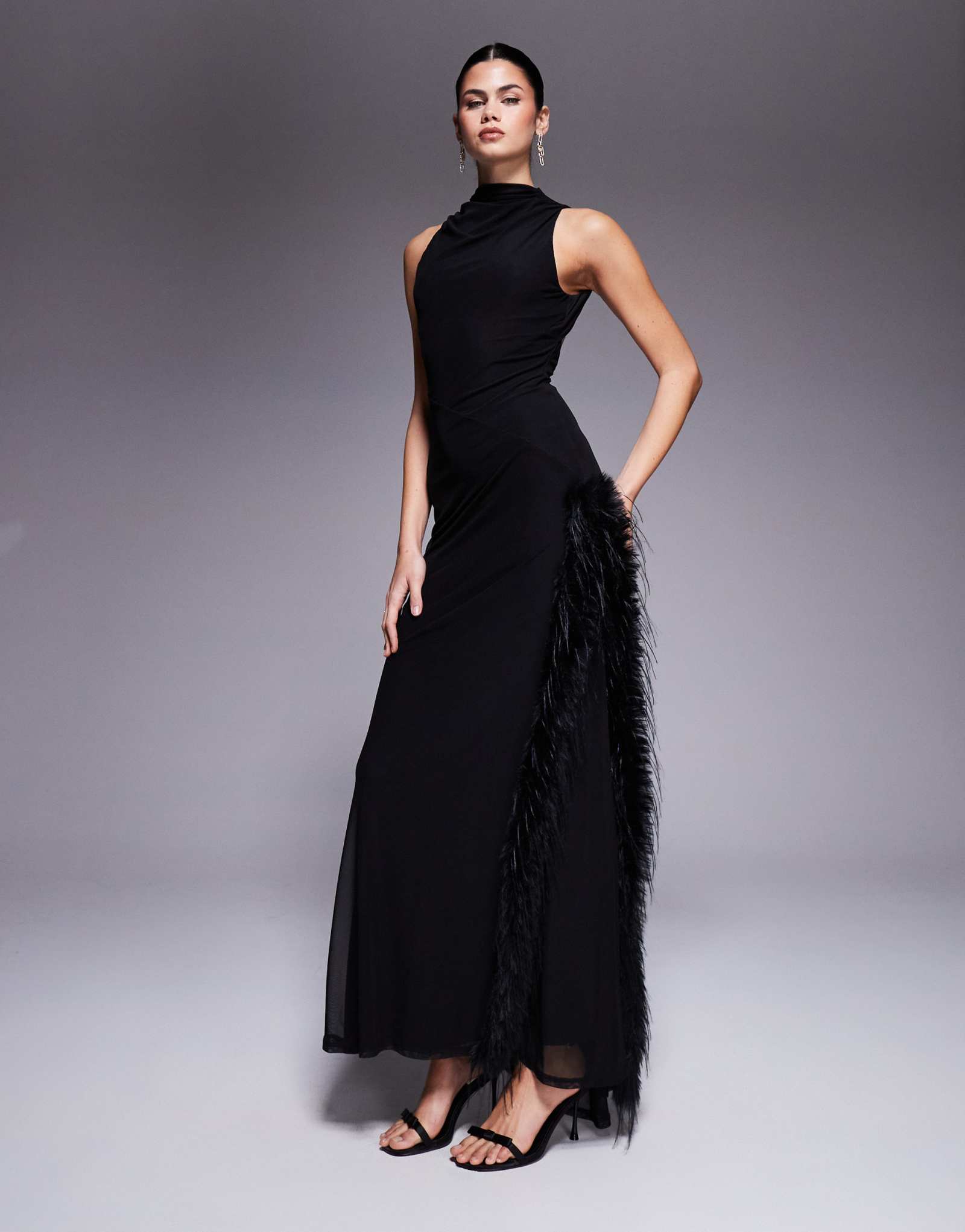 ДИЗАЙНЕРСКОЕ макси-платье ASOS на бретелях с высоким разрезом и отделкой из искусственного меха черного цвета