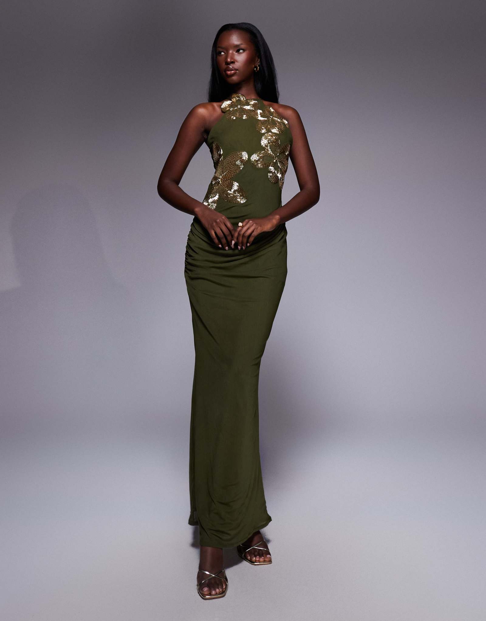 ДИЗАЙНЕРСКОЕ макси-платье ASOS с высоким воротом и 3D-цветочным орнаментом оливково-зеленого цвета
