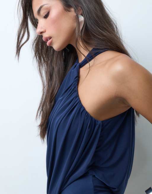 ASOS DESIGN halterneck maxikjole med drapering, åben ryg og slæb i navy, 3 af 5