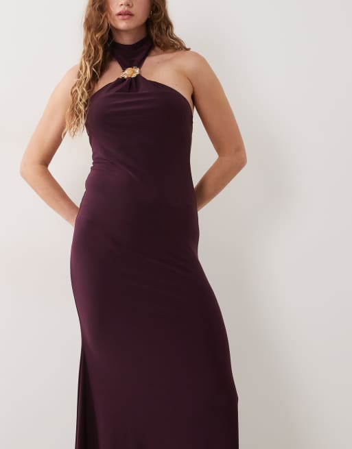 ASOS DESIGN halterneck-maxiklänning med hög hals, guldfärgade detaljer och fishtail-snitt i plommon, 2 av 4
