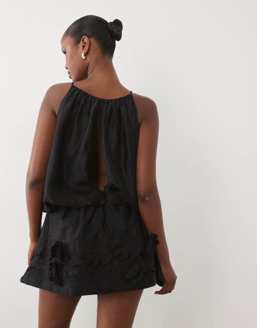 ASOS DESIGN halterneck miniklänning med applikationsblommig fåll i svart, 3 av 4