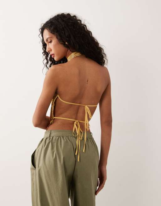 ASOS DESIGN halterneck top med åben ryg, drapering og perledetaljer i guld, 3 af 4
