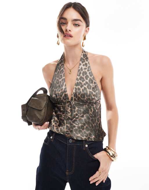 ASOS DESIGN - Halterneck-top med skråsnit og leopardprint i satin