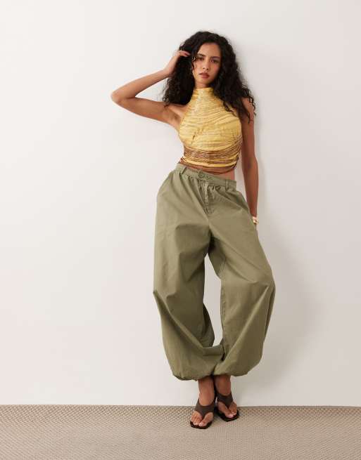 ASOS DESIGN halterneck-topp med öppen rygg, drapering och pärldetaljer i guld, 2 av 4