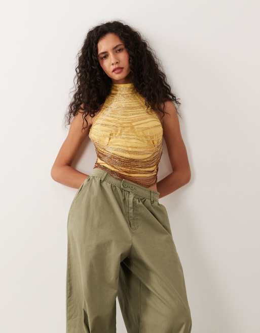 ASOS DESIGN halterneck-topp med öppen rygg, drapering och pärldetaljer i guld, 4 av 4