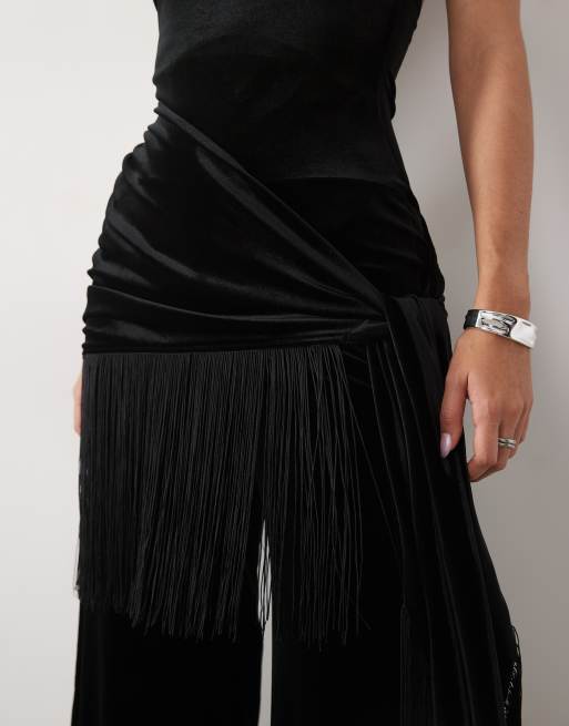 ASOS DESIGN halterneck velour-jumpsuit med frynseomviklingsdetalje i sort, 3 af 4
