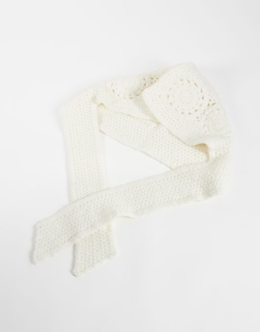 ASOS DESIGN håndhæklet kyse i creme, 2 af 3