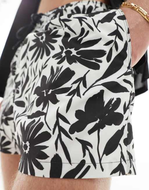 ASOS DESIGN – Handmålade blommiga badshorts i kortare längd, 2 av 4