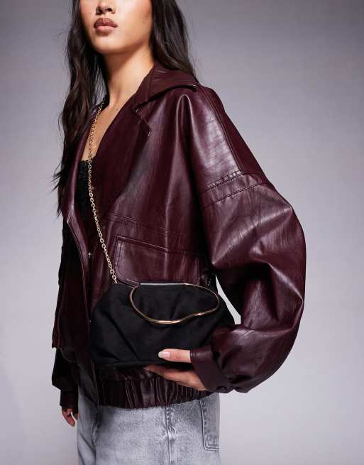 ASOS DESIGN – Handtasche aus Wildlederimitat in Schwarz mit verschnörkeltem Metallhenkel und abnehmbarem Kettenriemen zum Umhängen