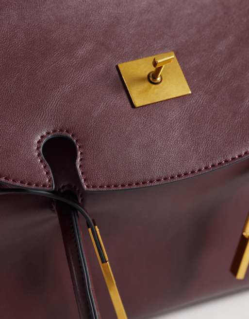 ASOS DESIGN – Handtasche in Burgunderrot mit Metall-Highlights, Gürteldetail und Henkel, 3 von 4