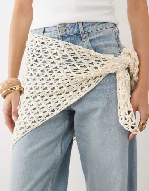 ASOS DESIGN handvirkad trekantscarf i offwhite, 2 av 3