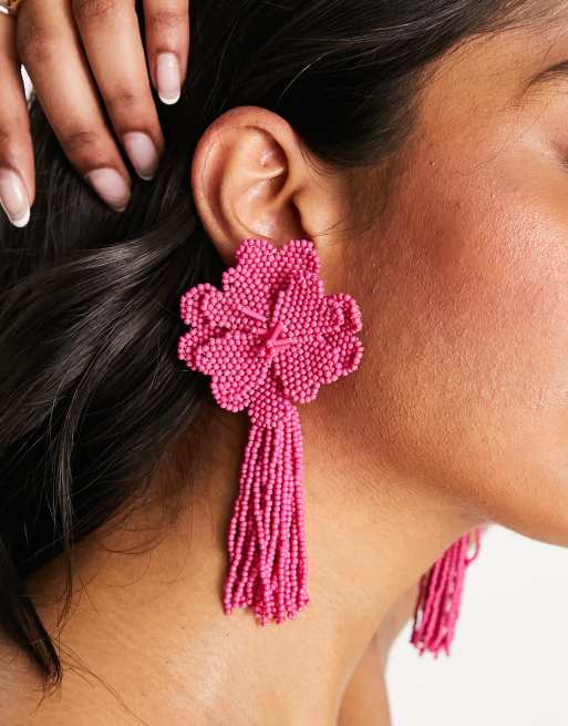 ASOS DESIGN – Hängeohrringe mit perlenbesetztem Blumen-Design in Pink