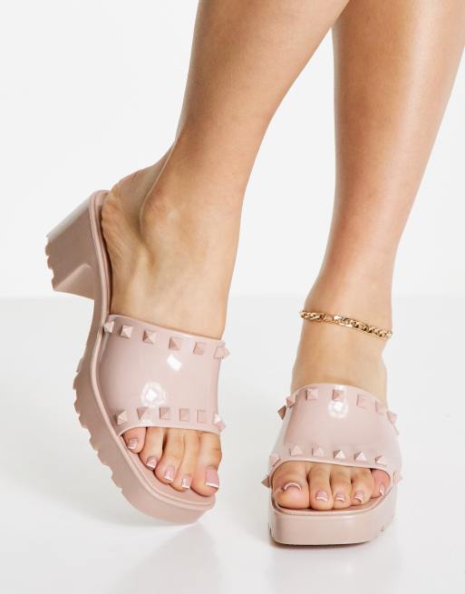 ASOS DESIGN – Hani – Beżowe gumowe klapki na obcasie z ćwiekami