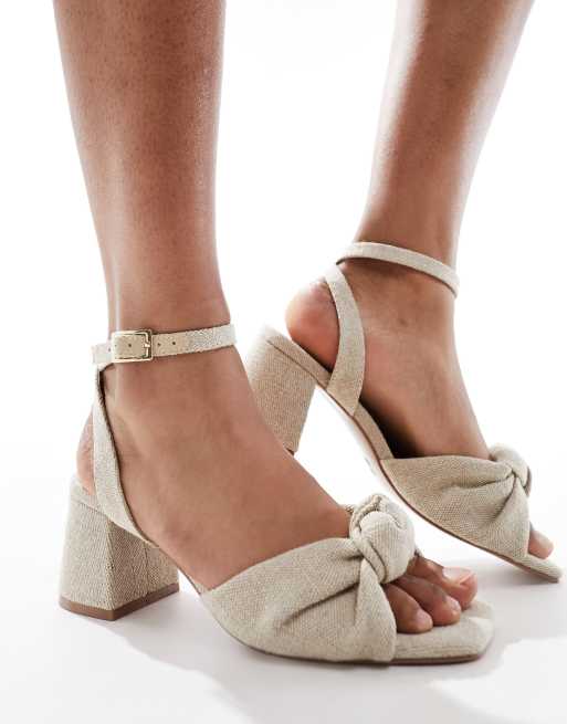 ASOS DESIGN - Hansel - Strikkede sandaler med mellemhøj hæl og knude i naturfarvet stof