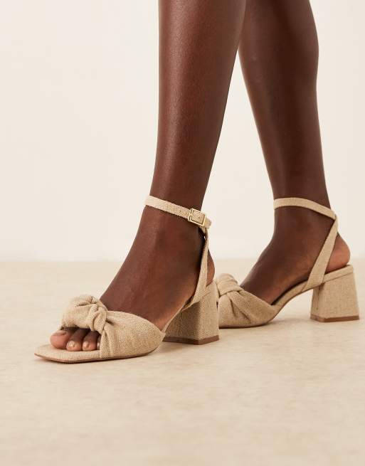 ASOS DESIGN - Hansel - Strikkede sandaler med mellemhøj hæl og knude i naturfarvet stof