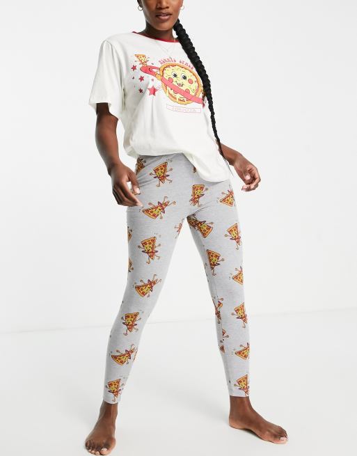 ASOS DESIGN har altid plads til et pizza-pyjamassæt med oversized T-shirts og leggings i cremehvid og grå
