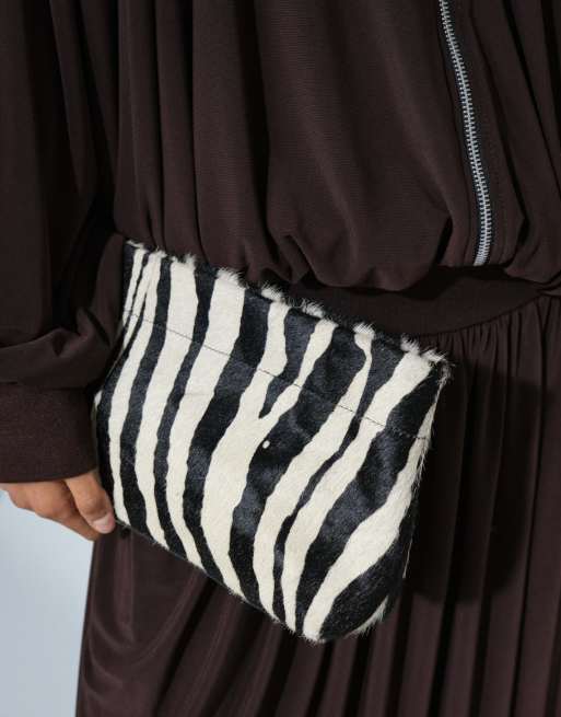 ASOS DESIGN hår på läder avlång pouch-väska med handtag i zebramönster, 3 av 8
