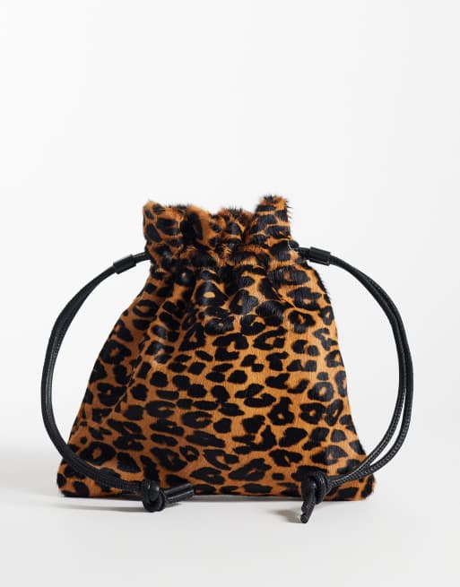 ASOS DESIGN hår på läder clutchväska med handtag i leopardmönster, 1 av 4