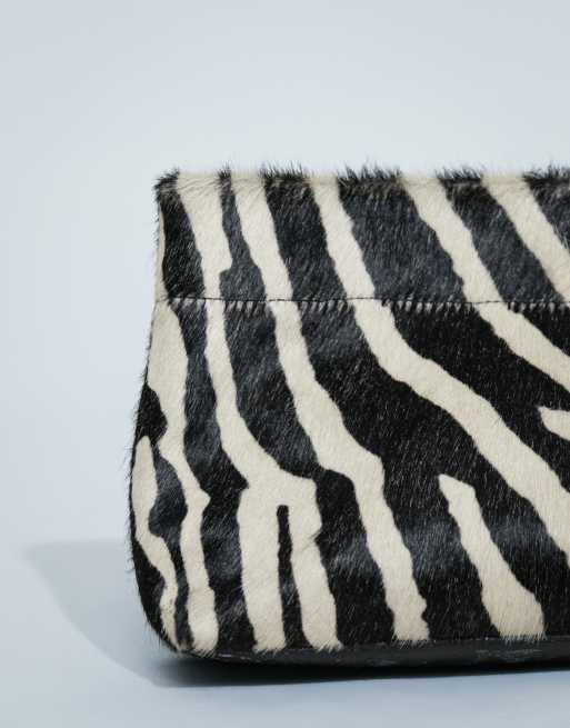 ASOS DESIGN hår på læder forlænget pouch-håndtaske i zebra-print, 4 af 8