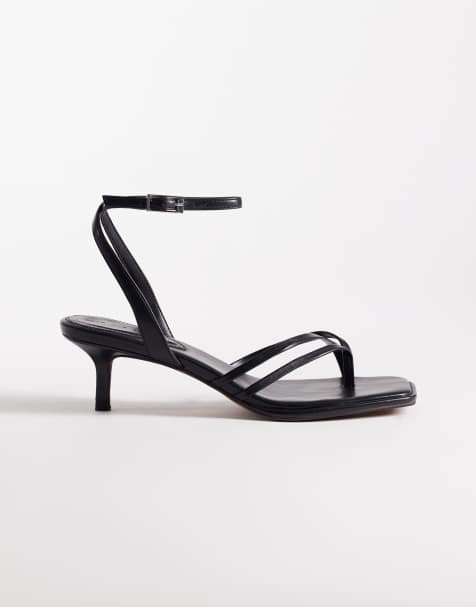 ASOS DESIGN – Harbour – Minimalistische Zehenstegsandaletten in Schwarz mit Kitten-Absatz - view 1