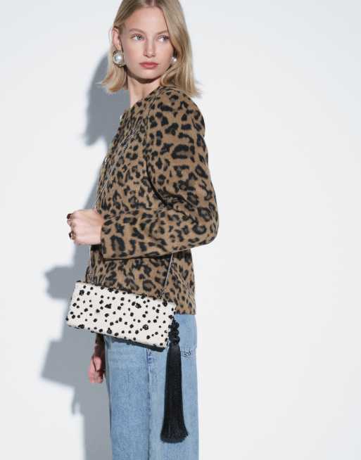 ASOS DESIGN hård box-kuvertväska med dalmatinmönster, 4 av 4