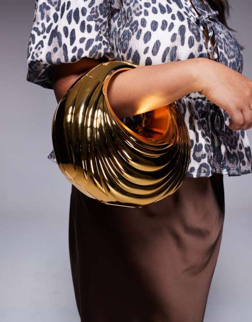 ASOS DESIGN - Hård clutch-taske i metallisk guldfarve med rillet design, 3 af 4