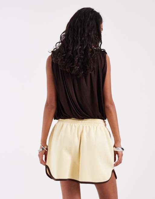 ASOS DESIGN - Hardloopshort in geel met bruin detail, 3 van 5