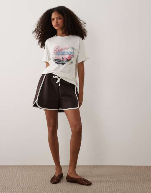 ASOS DESIGN - Hardloopshort met interlocknaden en contrasterende biezen in chocoladebruin, 2 van 5