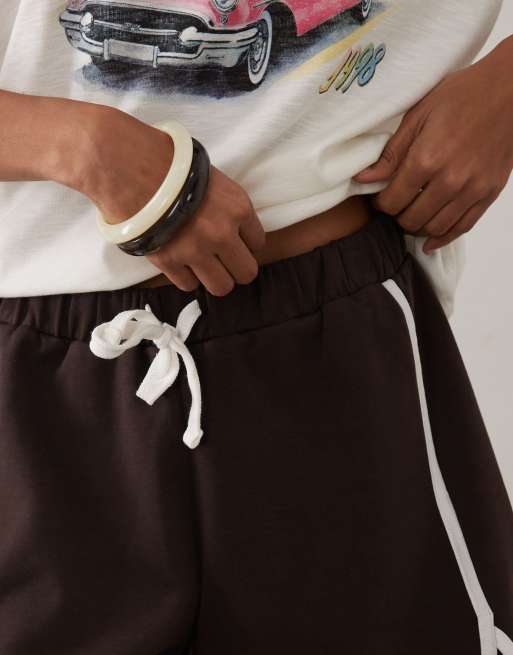 ASOS DESIGN - Hardloopshort met interlocknaden en contrasterende biezen in chocoladebruin, 4 van 5